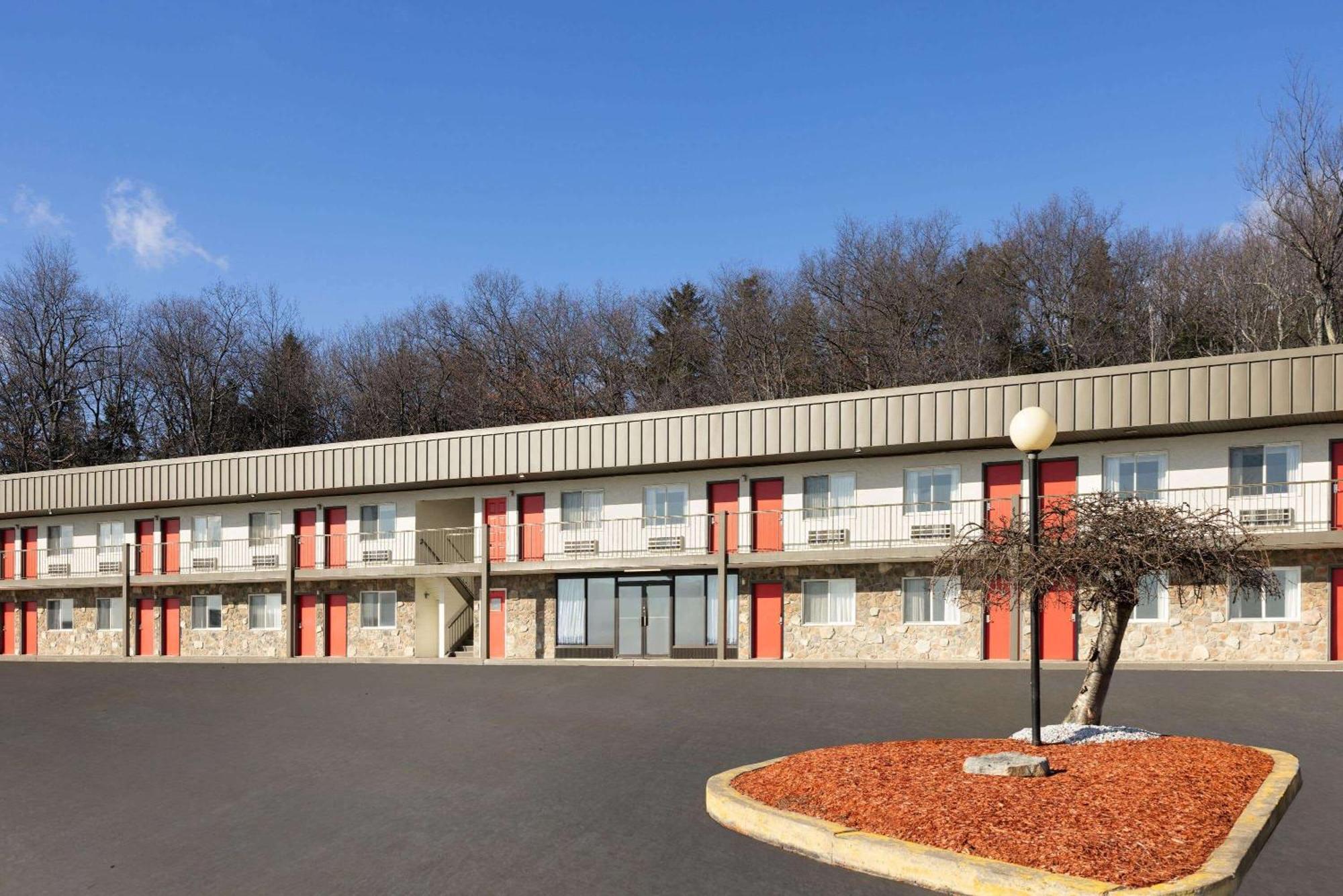 Super 8 By Wyndham Hazleton Motel Dış mekan fotoğraf